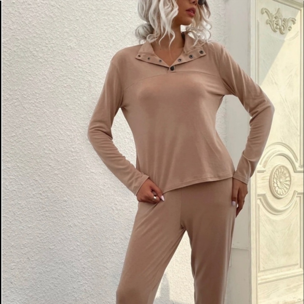 Nwot Women's Khaki Quarter Snap Long Sleeve Jogger Set. Size Small